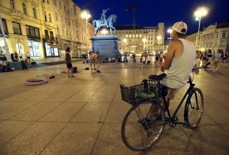 Ulična zabavljačica privukla prolaznike ludim akrobacijama: Svi su u čudu promatrali što žena izvodi s vatrom