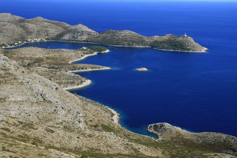 Lastovo se nalazi 14 km južno od otoka Korčule, a jugozapadno od poluotoka Pelješca i otoka Mljeta. Otok okružuje 46 otočića i hridi, a  građen je od donjokrednih vapnenaca, dolomita, pleistocenskih konglomerata i breča.