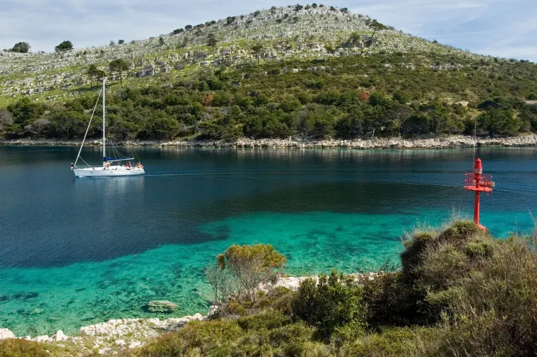 More je ondje kristalno čisto, a baš zbog ovih boja, Lastovo je popularno među turistima iz cijelog svijeta. Male zabačene uvale skrivene od pogleda očiju, gusta borova šuma koja pruža duboki hlad te netaknuta priroda su ono što privlači turiste na ovaj otok.