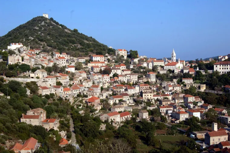 Zanimljivo je da na Lastovu postoji samo jedan hotel, a zbog malog broja stanovnika i posjetitelja te netaknutoj prirodi, Lastovo je još uvijek jedno od svjetlosno najmanje zagađenih mjesta na svijetu.