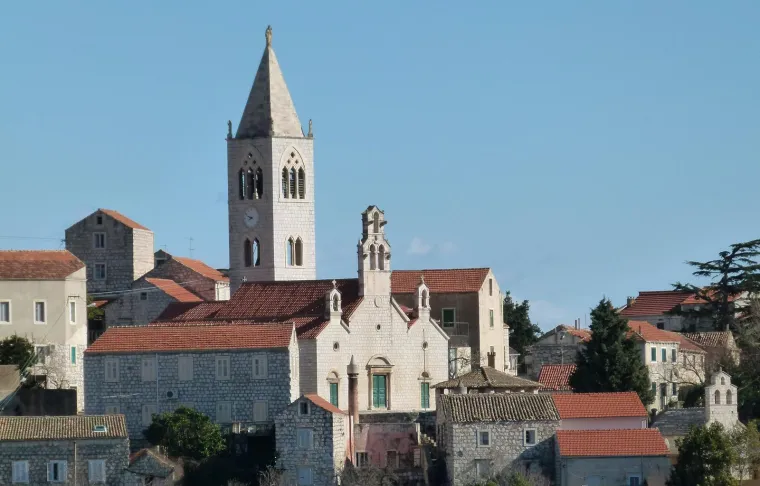 Crkvice, vinogradi i više od 200 km pješačkih staza oduševit će svakoga, ali će ih oduševiti i posjete skrovitim uvalama do kojih se može doći iznajmljenim brodicama. Od aktivnosti se preporuča i ronjenje i otkrivanje okolnog akvatorija i podvodne flore i faune.