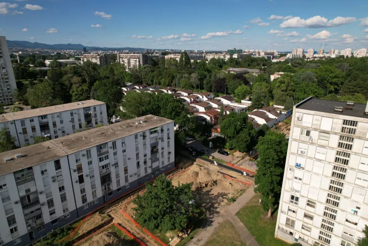 U Novom Zagrebu traju radovi na revitalizaciji vodovodne mreže. Revitalizacija podrazumijeva zamjenu zastarjelih vrelovodnih cijevi novima, što znači ciljane i planirane obustave isporuke tople vode u određenim zagrebačkim kvartovima.