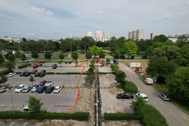 U Novom Zagrebu traju radovi na revitalizaciji vodovodne mreže. Revitalizacija podrazumijeva zamjenu zastarjelih vrelovodnih cijevi novima, što znači ciljane i planirane obustave isporuke tople vode u određenim zagrebačkim kvartovima.