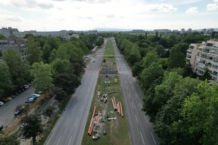 U Novom Zagrebu traju radovi na revitalizaciji vodovodne mreže. Revitalizacija podrazumijeva zamjenu zastarjelih vrelovodnih cijevi novima, što znači ciljane i planirane obustave isporuke tople vode u određenim zagrebačkim kvartovima.