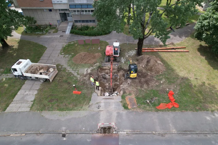 U Novom Zagrebu traju radovi na revitalizaciji vodovodne mreže. Revitalizacija podrazumijeva zamjenu zastarjelih vrelovodnih cijevi novima, što znači ciljane i planirane obustave isporuke tople vode u određenim zagrebačkim kvartovima.
