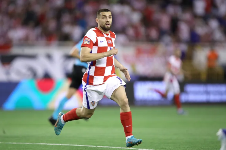 Mateo Kovačić prema pisanju sportsalary.com zarađuje bruto plaću od oko 9 milijuna eura. 