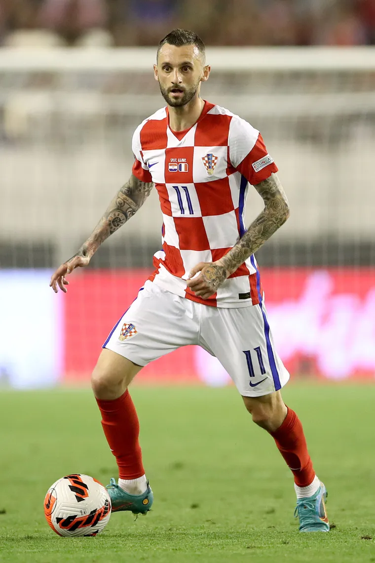 Bruto plaća Marcela Brozovića prema talijanskim medijima iznosi 11 milijuna eura u Interu &scaron;to ga smje&scaron;ta na diobu petog mjesta najbolje plaćenih nogometa&scaron;a u Italiji. Neto zarada bi bila oko 6.5 milijuna eura