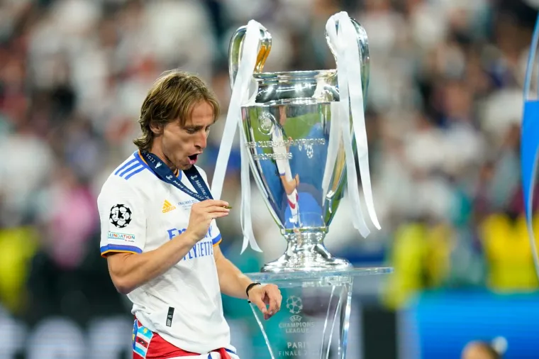 Luka Modrić ima bruto plaću prema sportsalary.com od 16.2 milijuna eura &scaron;to znači da je drugi najplaćeniji hrvatski sporta&scaron;. Neto ta cifra iznosi oko 9.5 milijuna, a može se popeti do čak 12. 