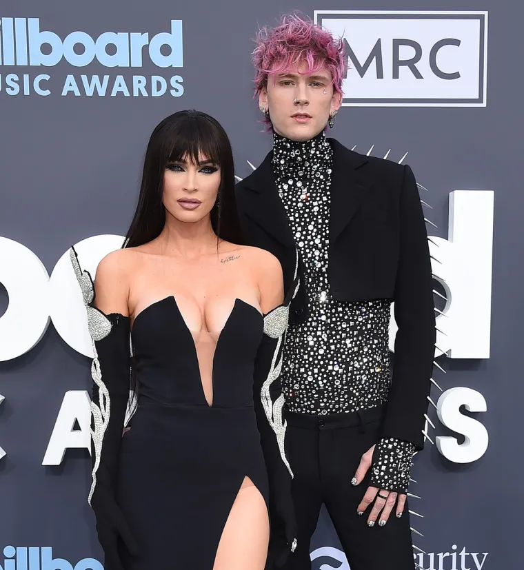 Nakon teškog životnog razdoblja, MGK, pravim imenom Colson Baker, objavio je album Mainstream Sellout ranije ove godine koji je dostigao prvo mjesto na Billboard 200. Dokumentarac o njegovom životu, &quot;Machine Gun Kelly&apos;s Life in Pink&quot;, sada je dostupan za gledanje na Huluu, a uključuje i Travisa Bakera i Megan Fox, kao i nastupe Halsey i Lila Waynea. Evo kakve je gadne stvari o sebi otkrio u filmu...