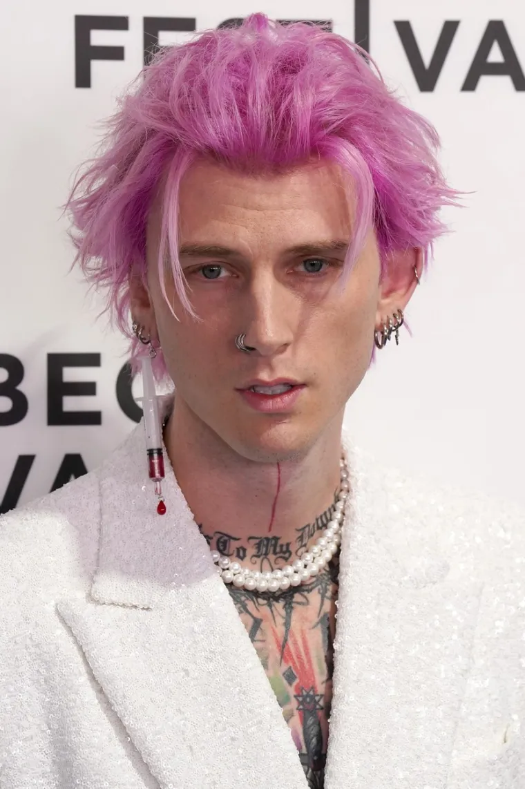 MGK u dokumentarcu objašnjava da je nakon očeve smrti u srpnju 2020. bio potpuno sam i usamljen, dok je Megan Fox bila u Bugarskoj na snimanju filma. &quot;Nisam izlazio iz svoje sobe i postajalo mi je sve tamno&quot;, rekao je. &quot;Počeo sam dobivati divlju paranoju. Stalno sam postajao paranoičan da će netko doći i ubiti me&quot;, dodao je MGK.