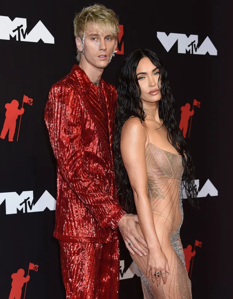 &quot;Osjećam se kao da sam iskopao previše duboku rupu u tome i stvarno se moram izvući iz nje i iskopati više u ono što je najvažnije, a to je biti dobar otac&quot;, rekao je MGK. &quot;Trenutno je moj lijek po izboru sreća i predanost umjetnosti, a ne predanost poroku za koji sam vjerovao da stvara umjetnost. Poduzimam korake. Imao sam prvu terapiju prošlog četvrtka. To je prvi put da sam ikad rekao: &apos;Hej, moram razdvojiti ovo dvoje ljudi&apos;, a to su Machine Gun Kelly i Colson Baker. Dihotomija je preintenzivna za mene&quot;, rekao je.