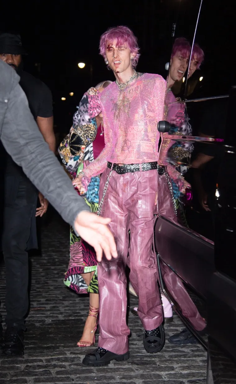 Machine Gun Kelly vjerojatno se nije nadao da će tulum završiti tako da ga napušta krvava lica. 
Seksi glumica Megan Fox i reper Machine Gun Kelly nakon koncerta u Madison Square Gardenu u New Yorku nisu napustili after party u najboljem raspoloženju. 