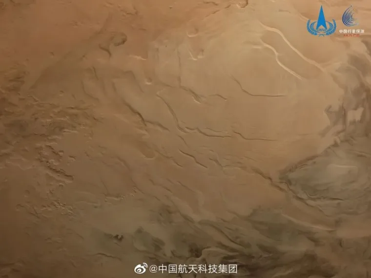 Uz fotografije južnog pola, koje je snimila letjelica Tianwen-1, snimljene su i fotografije 4000 km dugog kanjona Valles Marineris te kratera na visoravnima na sjeveru planeta, poznatog kao Arabia Terra. Letjelica je na zemlju poslala i fotografije kratera Maunder u visokoj rezoluciji, kao i velikog vulkana Ascraeus Mons visine čak 18 kilometara, koji je prvi zapazila NASA-ina letjelica Mariner 9 prije više od pola stoljeća.
