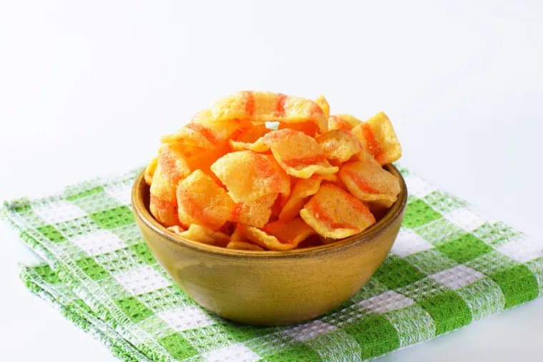 3.Prerađena hrana:
“Prerađena hrana je često bogata nezdravim sastojcima, kao što su šećer, sol i masnoće. Ima malu ili nikakvu nutritivnu vrijednost i može biti štetna po vaše zdravlje ako je jedete previše. Umjesto toga, uvijek se odlučite za svježu, cjelovitu hranu”, kaže dr. Perez.
