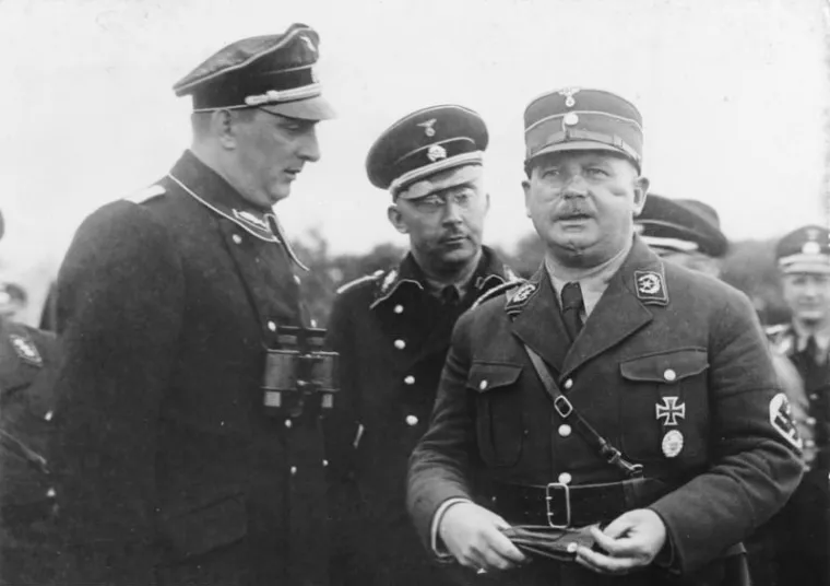 Kurt Daluege, Heinrich, Himmler i Ernst_Röhm:Prvi udarac Röhmu je došao preko novina, još i prije nego što je Hitler posao kancelar. Policija je  1931. zaplijenila pisma u kojima Rohm sebe opisuje kao nekoga &quot;tko voli isti spol&quot;, a godinu dana kasnije, ta pisma su završila u novinama.   
