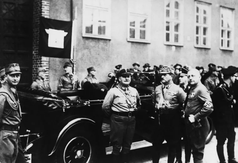 Röhm pred sjedištem SA u Muenchenu: Na koncu, i Hitler se pobojao da se Rohm previše približio vrhu. Kao povod krvavom obračunu unutar stranke, lažirani su dokumenti kao dokaz da je Rohm primio mito francuske vlade da svrgne Hitlera. 
