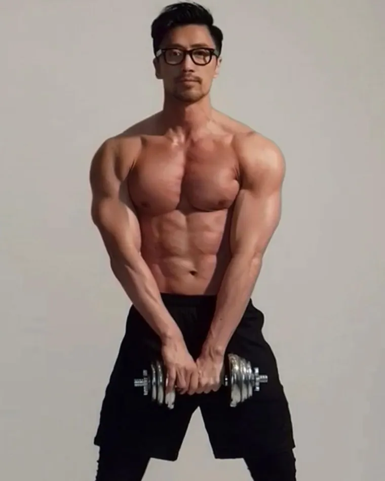 &quot;Ne biste htjeli izgledati kao hamburger, zar ne? Ja bih radije izgledao kao zlobna, nemasna pileća prsa&quot;, kaže on te priznaje da ne drži dijetu, ali se trudi hraniti zdravo. Za unos proteina jede jaja, piletinu i ribu u juhi. Jede rižu, ali ne toliko. Izbjegava kavu i čaj, ali pije puno vode, ne puši i ne pije alkohol.