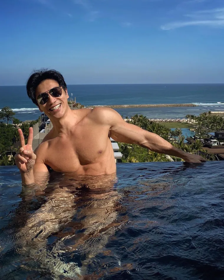 No, to ne znači da se Tan nikad ne opušta i ne prepušta užicima, otkrio je da voli sladoled i voće durian, voće porijeklom s Bornea i Sumatre. Inače, Tan vježba pet puta tjedna po sat i pol, a minimalno ga se može vidjeti u teretani tri puta tjedno. Ne trči zbog ozljede koljena, već se bavi brzim hodanjem na traci za trčanje i plivanjem...