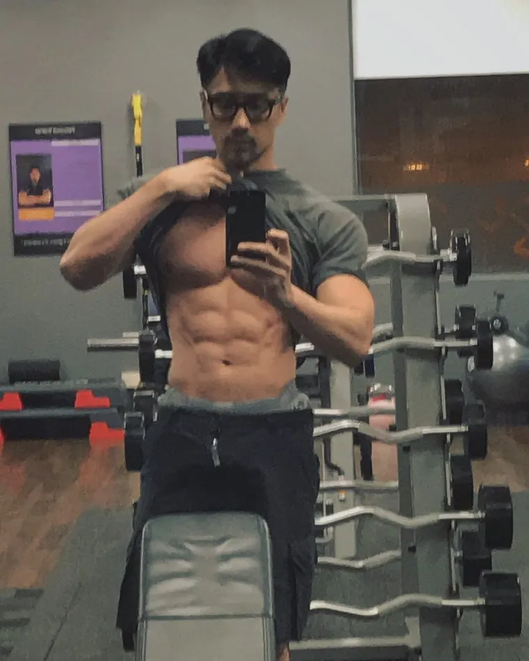 Ubrzo je otkrio da je kineski portal, Yidian Zixun, objavio neke od njegovih fotografija na Instagramu u priči o tome kako je postoji muškarac iz Singapura koji je imao 50 godina, a izgleda kao da mu je 30. Priča je postala viralna, kao i njegov Instagram profil, a ubrzo su mediji diljem svijeta objavili priče o njemu. Bio je zatrpan zahtjevima za intervjue.