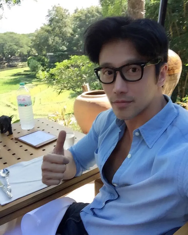 Tan je dobivao i čudne poruke, tražili su ga da objavi fotke svojih nožnih prstiju. &quot;Da, fetiš stopala. Svašta&quot;, kaže Tan koji nije mogao vjerovati da će njemu to netko poslati. Osim toga, bilo je ponuda da bude i striper, pa je rekao novinarki koja ga je intervjuirala da će o tome razmisliti kada mu bude 80 godina, našalio se.  