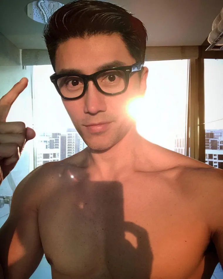 Naime, Tan se počeo baviti manekenstvom sa 16 godina, a kada je imao 20, pjevao je pod imenom Chen Yufei. No showbiz nije bio za njega jer je oduvijek bio vrlo sramežljiv, kaže. Bavio se fotografijom i radio za velike modne časopise, ali i za naslovnicu albuma Janet Jackson &quot;Discipline&quot; iz 2008. Osnovao je i agenciju za modele, Ave. Posljednjih desetljeća rado je zadržao nizak javni profil, a onda je pukla priča o Instagramu. Tan je inače neženja, no kaže da mu žena ne fali jer mu se život vrti oko posla, teretane i prijatelja. Za sada je otvoren prema svojoj novostečenoj slavi, ali &quot;sve uzima s prstohvatom soli&quot;.