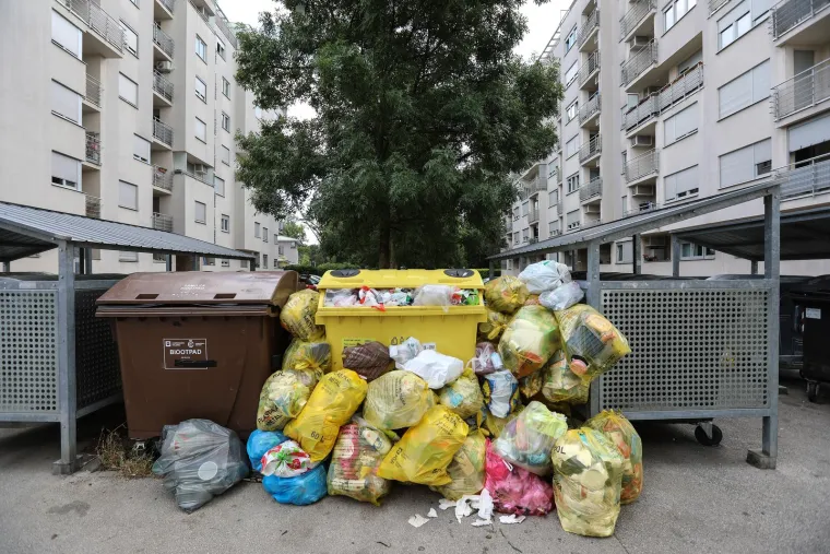 Ni&scaron;ta bolje nije niti u zapadnom djelu grada Zagreba, naseljima, Stenjevec, Gajnice i Vrapce gdje su kontenjeri prepuni bio otpada, papira i plastike. Stanovnici naselja negoduju zbog neredovitog odvoza komunalnog otpada, žale se na smrad koji se &scaron;iri iz kontejnera i prepunih kanti koje danima stoje na ulicama