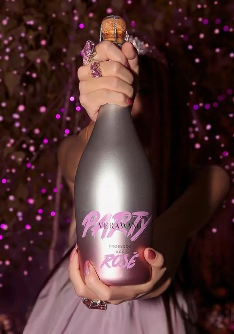 Uz rođendansku fotografiju je napisala: &quot;Proslavljam svoj rođendan uz kolače i karaoke i moj novi ROSÉ PROSECCO!!!!!!#VeraWangParty.&quot;
