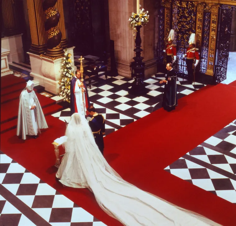 Diana je imala šlep od 7,6 metara na svojoj vjenčanici kada se udala za princa Charlesa u srpnju 1981. u katedrali Svetog Pavla. Princezina haljina, koju su dizajnirali David i Elizabeth Emanuel, bila je izložena u njezinoj bivšoj kući u palači Kensington.