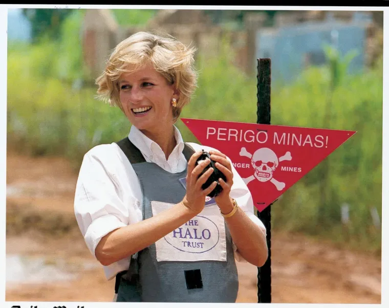 Diana je slavno prošetala poljem nagaznih mina u Angoli 1997., samo nekoliko mjeseci prije svoje smrti.Noseći prsluk i štitnik za lice, fotografirana je kako se izlaže opasnosti kako bi promovirala dobrotvornu udrugu The HALO Trust.