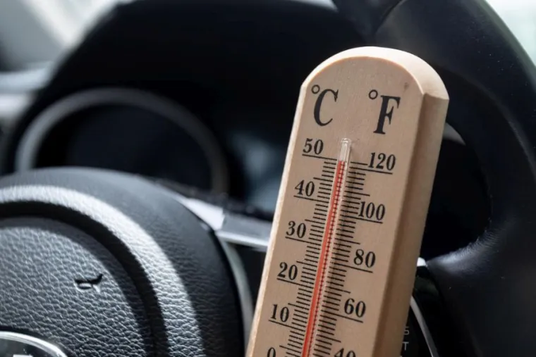 Metoda 1: Reguliranje klima uređaja i čekanje: Promjena temperature u prvih 10 minuta: 1.8 stupnjeva po minuti. Kako bih dobio kontrolno očitanje, napravio sam najočitiju, osnovnu stvar koju sam mogao smisliti. Upalio sam auto, pritisnuo tipku &quot;MAX A/C&quot; i pustio klimu da odradi svoje. Nisam se ni vozio okolo, što je bilo najbolje što sam mogao učiniti da simuliram užasnu prometnu gužvu, a to je važno jer se vaš klima uređaj oslanja na strujanje zraka kako bi se riješio viška topline. Temperatura automobila kad sam ušao bila je groznih 33 stupnjeva. Nakon vrućeg zraka koji je oblio moje lice, hladan zrak počeo je strujati u roku od nekoliko sekundi, a drugi dio automobila? Još izgara u toplini. Deset minuta kasnije, temperatura zraka pala je na 23 stupnjeva. Nakon 15 minuta bila je 21. Kad je prošlo 20 minuta, bila je 19 i moji su susjedi vjerojatno mislili da sam poludio. Tada sam prekinuo eksperiment. Vani je bilo točno 27 stupnjeva, tako da 19 stupnjeva u autu i nije bilo tako loše. Dvadeset minuta u zagrijanom autu s visokom toplinom je ipak previše. Ne biste baš željeli otići na poslovni sastanak nakon toga.