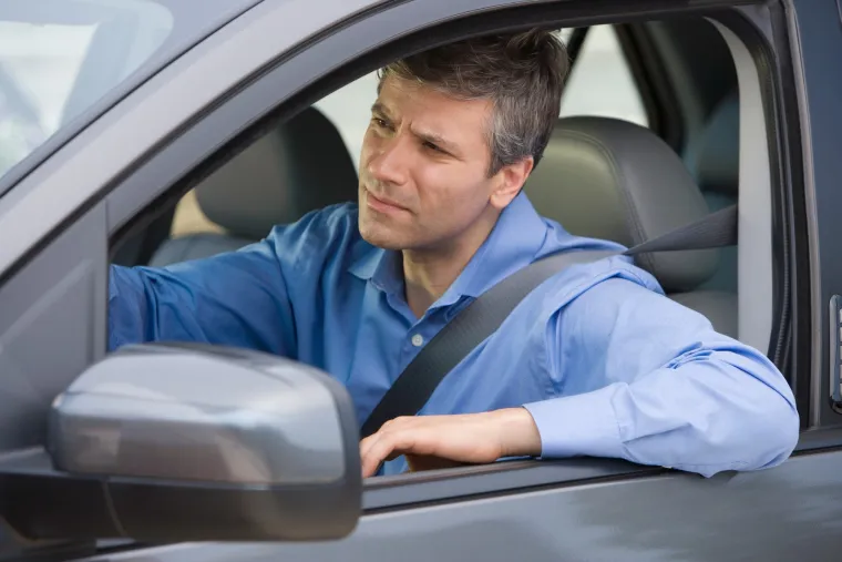 A pobjednik je...kao što možete pretpostaviti, rashlađivanje vašeg automobila otvaranjem i zatvaranjem vrata nekoliko puta sa spuštenim prozorom na suvozačevoj strani i dalje je brži način za hlađenje automobila u prvih nekoliko minuta. Zapravo pobjeđuje u borbi stupnjeva po minuti rezultatom od 3.6 do 3.1, a vožnja prve dvije minute sa spuštenim prozorima iznosi 2.5 stupnjeva po minuti.