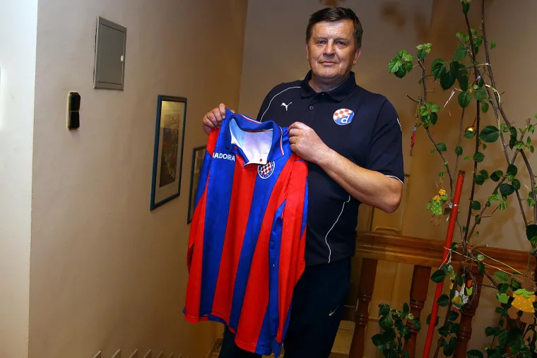 Šest godina kasnije dogodio se prvi veliki prelazak iz Dinama u Hajduk. Veliki Stjepan Štef Deverić je bio član Dinamove generacije koja je 1982. godine nakon duge suše osvojila naslov prvaka Jugoslavije, a s Modrima ima i dva kupa. U Hajduk je stigao 1984., a sa Splićanima je osvoji još jedan Kup i igrao zapaženu ulogu u Europi. Deverić je jedini igrač u povijesti koji je nakon prelaska iz Zagreba u Split, direktno pošao i suprotnim smjerom kada je 1987. ponovno potpisao za Dinamo