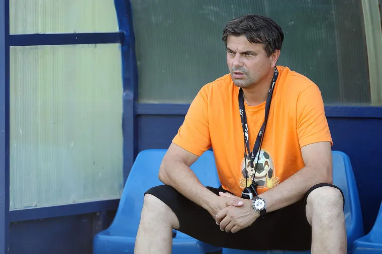 Renato Jurčec je jedna od zaboravljenih legendi HNL-a. Eksplozivni napadač iz Zaprešića je svoj nogometni put započeo u NK Zagrebu početkom 90-ih da bi nakon sezone u Inkeru stigao u Hajduk. U 46 utakmica je zabio 20 golova za Bile da bi 1996. prešao u modru svlačionicu no tamo nije ostavio dublji trag iako mu statistika i nije bila tako loša. Relativno brzo je poslan na posudbu u Zagreb, a onda je transferiran u Cibaliju. 