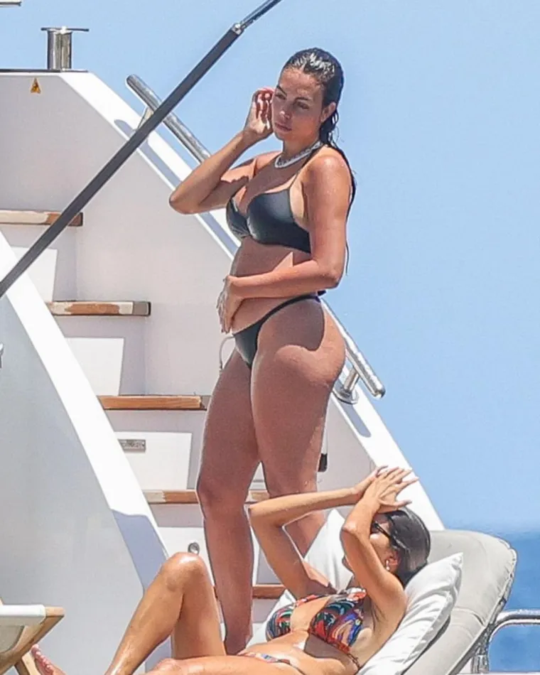 Georgina tijekom njezinog i Ronaldovog odmora na jahti, prošetala se u mini bikiniju te istaknula guzu na kojoj su vidljive strije, a tijekom trudnoće za Brytfm je progovorila o promjenama na svom tijelu. 

&quot;Trenutno se ne debljam puno. Jako se teško udebljam, a i brinem se za sebe. U početku sam imala dosta mučnina, ali sada se osjećam bolje. Za mene su moja djeca najvažnija, ono što me čini stvarno sretnom je biti sa svojom djecom i gledati njihov rast, te usađivati im životne vrijednosti&quot;, ispričala je.