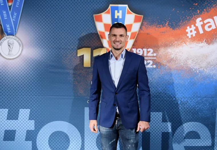 Dejan Lovren &ndash; turizam

Dejan Lovren, nekada&scaron;nji igrač Liverpoola i Dinama, danas svoj nogometni kruh zarađuje u ruskom Zenitu. Jo&scaron; za vrijeme aktivnog igranja nogometa stasiti stoper je počeo razmi&scaron;ljati o budućnosti te je uložio novac u turizam. Točnije, postao je vlasnik hotela Joel na Pagu. Riječ je o prekrasnom objektu s četiri zvjezdice koji na platformama za bukiranje ima visoke ocjene. 
