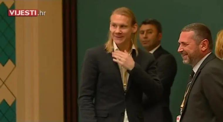 Domagoj Vida - farma svinja

Domagoj Vida krenuo je posve drugim putem. Veseli Slavonac je sa trojicom prijatelja podigao dobro opremljenu farmu slavonskih svinja. Također, uspostavili su brend Sin ravnice &ndash; OINK pod kojim proizvode i prodaju kulen, slaninu i druge suhomesnate proizvode. O kvaliteti onoga &scaron;to Vida s prijateljima proizvodi dovoljno govori da se njihovi proizvodi mogu naći u restoranima s Michelinovim zvjezdicama, a trenutno dodatno pro&scaron;iruju eko farmu.
