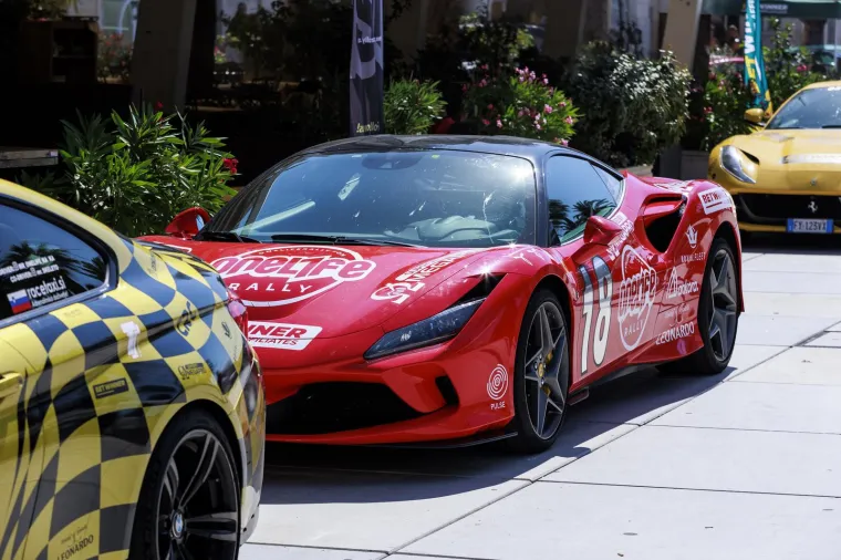 Pogledajte luksuzne jurilice koje su odu&scaron;evile Splićane: Među njima se na&scaron;ao i jedan 'fićo', a sve kako bi pomogli djeci