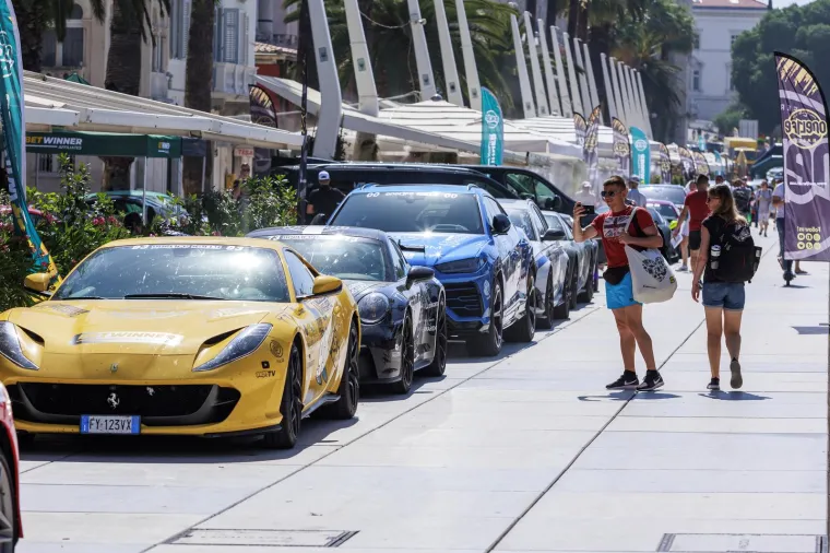 Pogledajte luksuzne jurilice koje su odu&scaron;evile Splićane: Među njima se na&scaron;ao i jedan 'fićo', a sve kako bi pomogli djeci