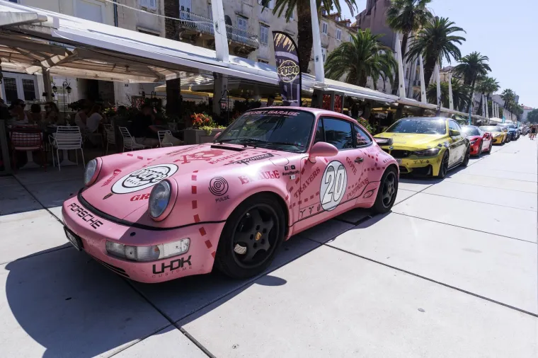 Pogledajte luksuzne jurilice koje su odu&scaron;evile Splićane: Među njima se na&scaron;ao i jedan 'fićo', a sve kako bi pomogli djeci