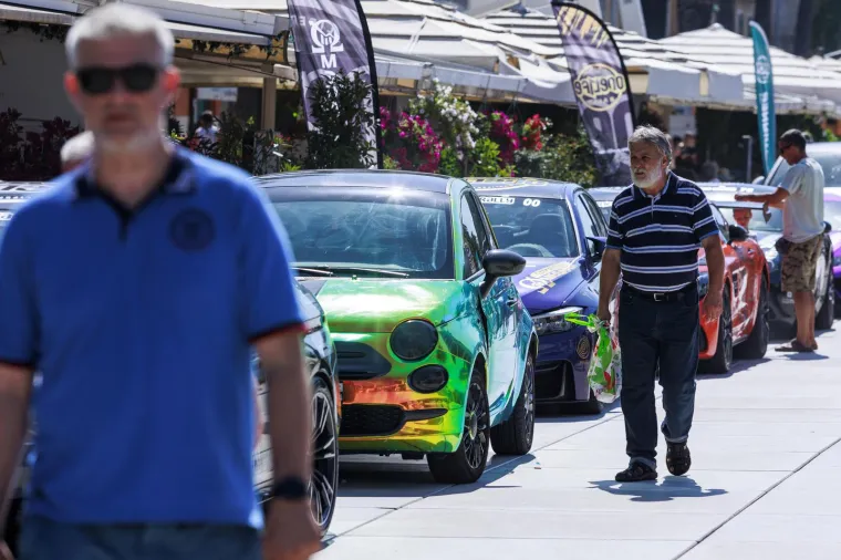 Pogledajte luksuzne jurilice koje su odu&scaron;evile Splićane: Među njima se na&scaron;ao i jedan 'fićo', a sve kako bi pomogli djeci