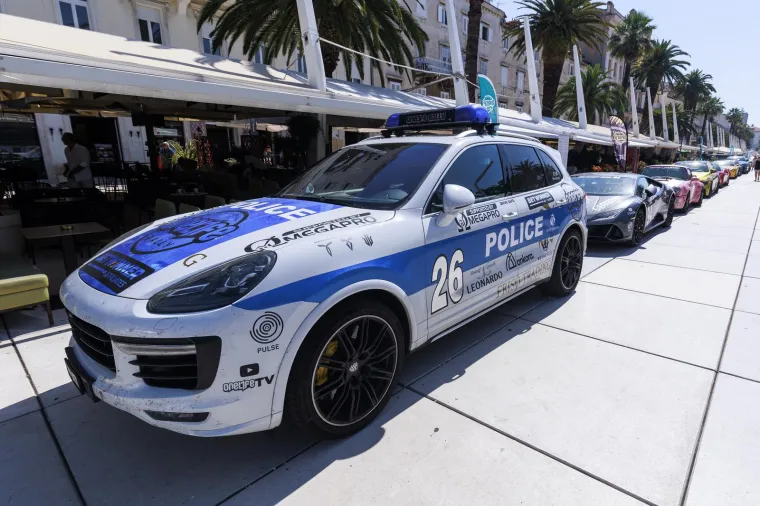 Pogledajte luksuzne jurilice koje su odu&scaron;evile Splićane: Među njima se na&scaron;ao i jedan 'fićo', a sve kako bi pomogli djeci