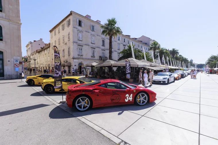 Pogledajte luksuzne jurilice koje su odu&scaron;evile Splićane: Među njima se na&scaron;ao i jedan 'fićo', a sve kako bi pomogli djeci