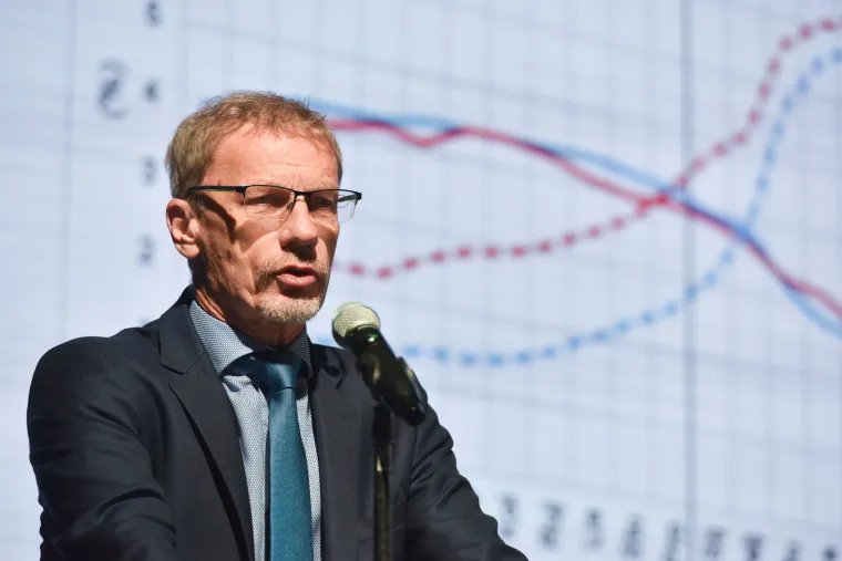 Kako su otkrile Index istrage, više od 40 zaposlenika HNB-a u posljednjih 20 godina trgovalo je vrijednosnim papirima banaka koje nadzire upravo HNB. Među onima koji su, pišu, trgovali su i guverner Boris Vujčić te sadašnja zamjenica guvernera Sandra Švaljek, neki bivši viceguverneri, aktualni i bivši direktori.