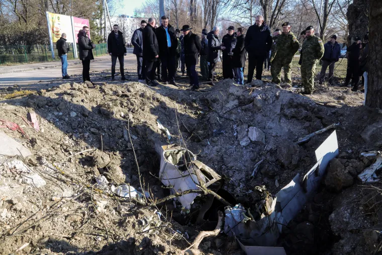 Oko 23 sata navečer studente Studentskog doma Stjepan Radić uznemirio je jak prasak. Letjelica za koju se i dalje ne zna od kuda je do&scaron;la i kako je zavr&scaron;ila nekoliko metara od studentskog doma i poznatog zagrebačkog Jaruna, napravila je veliki krater i o&scaron;tetila okolne automobile, a njezini dijelovi su se danima nakon pronalazili na balkonima okolnih zgrada. 