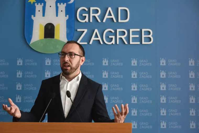 Nakon 20 godina vladavine Milana Bandića - Zagreb je dobio novog gradonačelnika, Tomislava Toma&scaron;evića. Njegovih godinu dana mandata obilježile su puknute cijevi, tramvaji koji kasne i otkazi u Holdingu. 