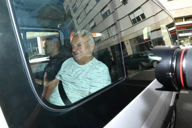 U velikoj akciji policije i USKOK-a u Petrinji uhićen je, između ostalog, biv&scaron;i gadonačelnik Petrinje Darinko Dumbović. 