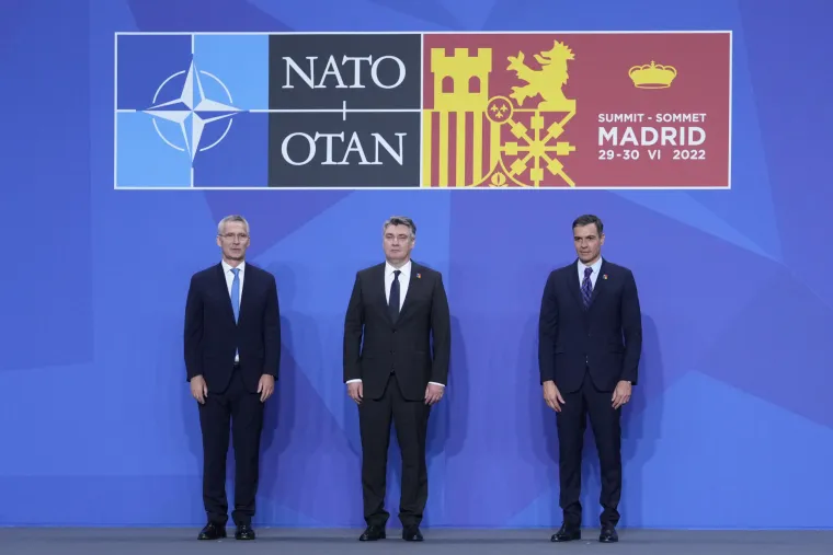 U Madridu je počeo NATO-ov dvodnevni summit, koji je već nazvan povijesnim. Na summitu je sudjelovao i hrvatski predsjednik Zoran Milanović, a s njim nije bio nitko od predstavnika iz Vlade. &ldquo;Srećom, nitko nije primijetio da nema tih dvorskih luda", tom je prilikom rekao predsjednik.