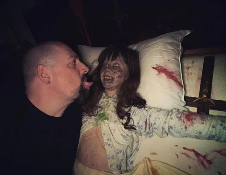 Miki York iz Northamptona požalio se kako mora zatvarati svoju voljenu lutku Janet u šupu jer zadaje bolove u prsima njegovim prijateljima i obitelji.