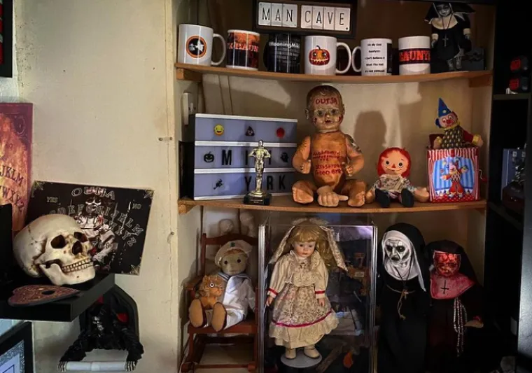 “Pokušavam komunicirati s Janet preko duhovne kutije kako bih saznao zašto stalno skače s police&quot;, dodao je Miki.