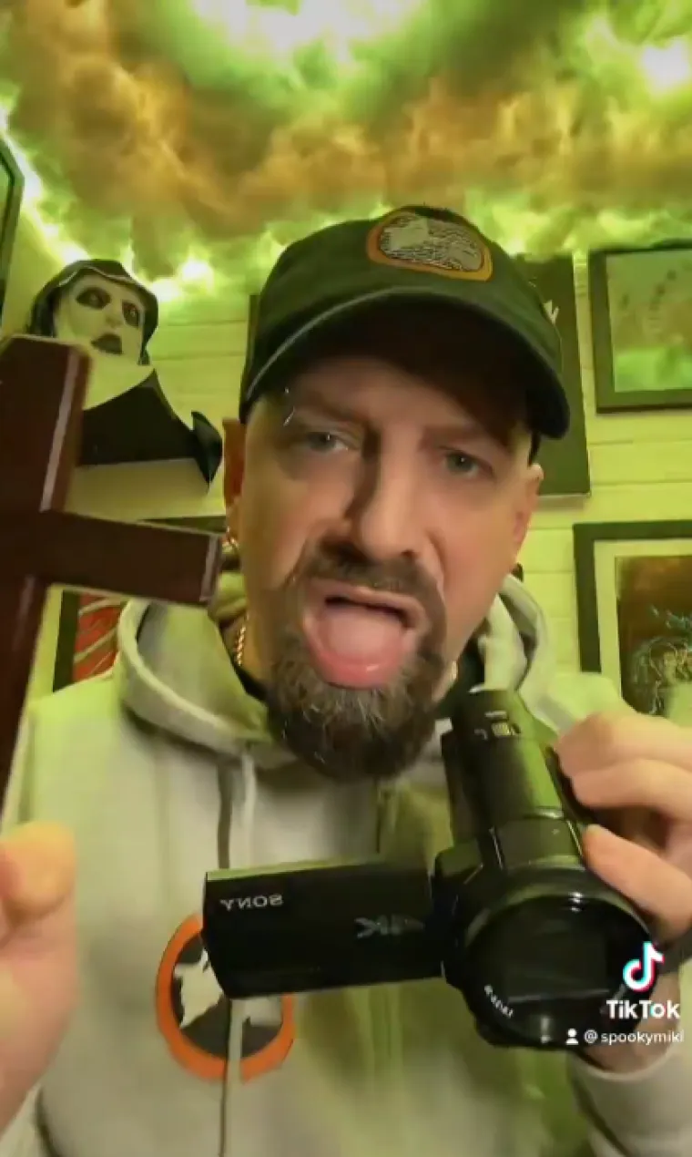 Janet je jednom psovala Mikija - čak ima i zube - ali to ga ne sprječava da provodi vrijeme s lutkom.